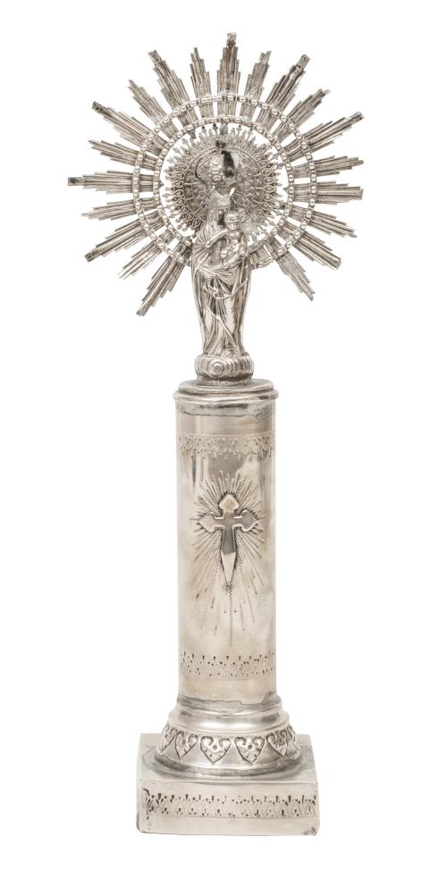Virgen del Pilar de plata en su color. Con marcas.M. Mayn