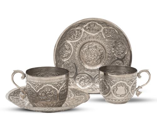 Pareja de tazas de plata con sus platos.India, finales de