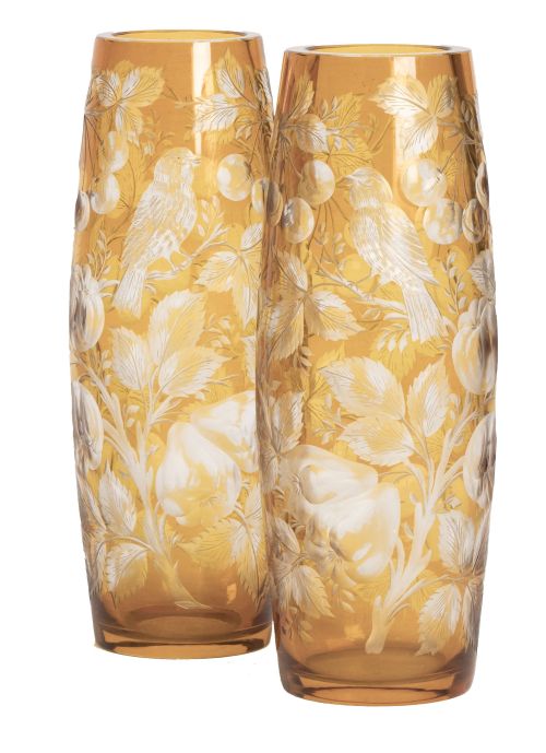 Pareja de jarrones de cristal ámbar, con decoración grabada