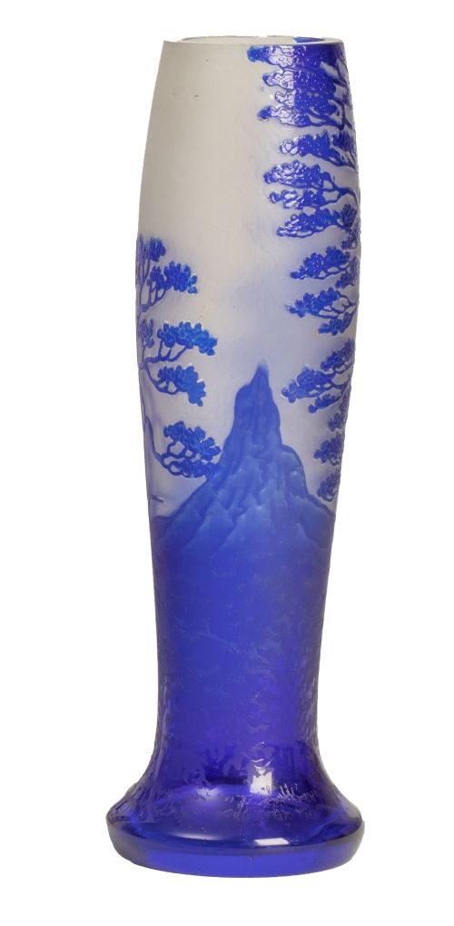 Jarrón art-nouveau de cristal doblado y tallado al camafeo,