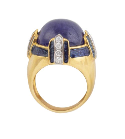 Sortija bombée con cabuchón de tanzanita en marco con decor