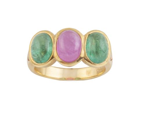 Sortija con cabuchón de rubí, flanqueado por dos cabuchones