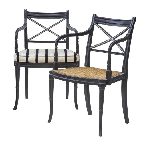 Pareja de sillas de brazos lacadas en negro, con asiento de