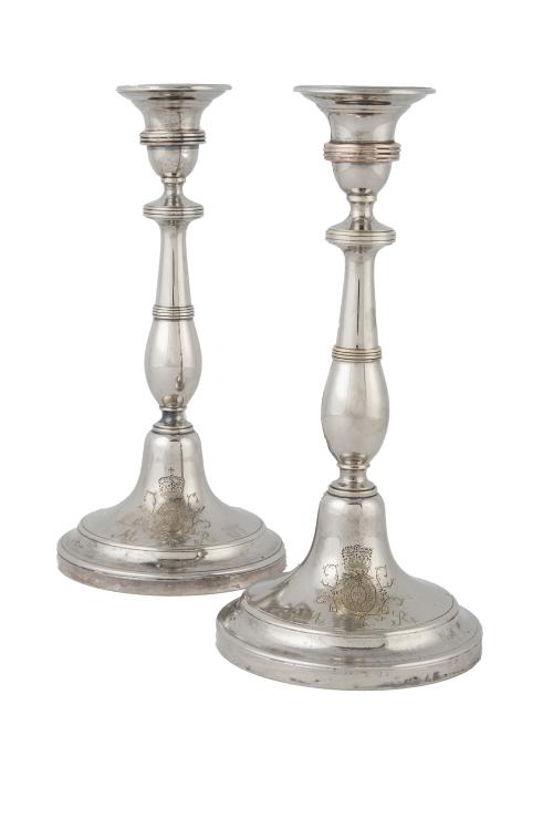 Pareja de candeleros con el escudo de Portugal en metal pla