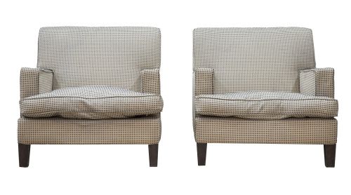 Pareja de butacas modernas tapizadas.