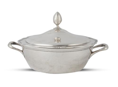 Legumbrera de plata en su color, con tapa rematada por una 