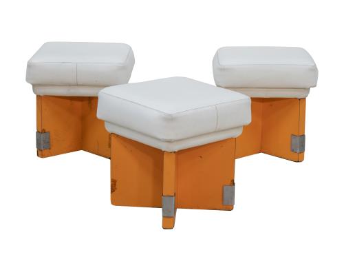 Tres taburetes de formica naranja y metal cromado.España,