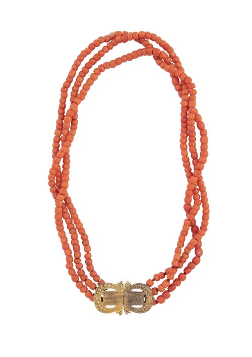 Collar S. XIX de tres hilos de cuentas de coral cilíndricas