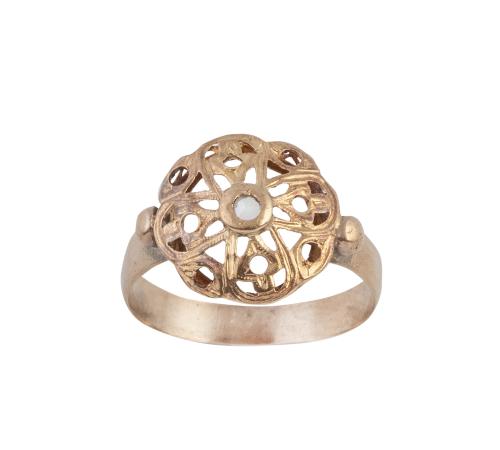 Sortija rosetón con decoración calada de pp. S. XX