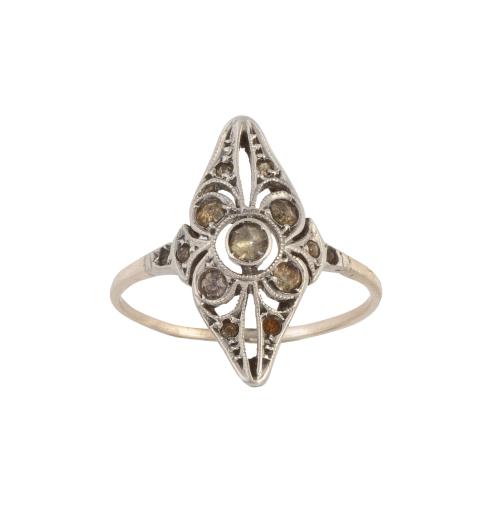 Sortija de PP. S. XX con frente romboidal y decoración cala