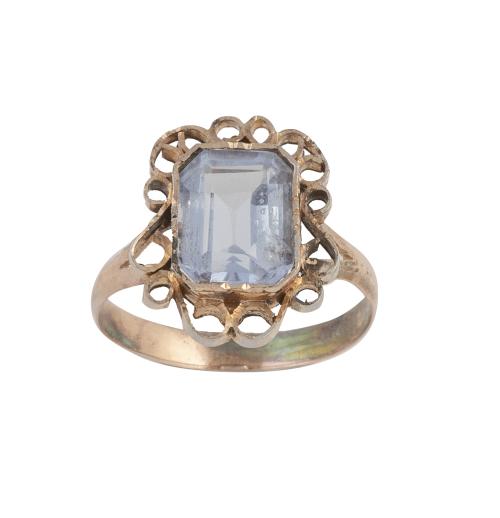 Sortija de pp. S. XX con piedra azul central en marco calado