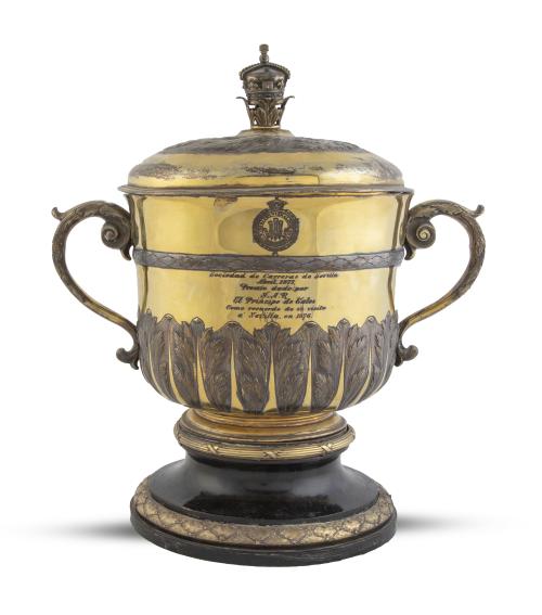 Trofeo inglés en plata grabada con el escudo de armas del P