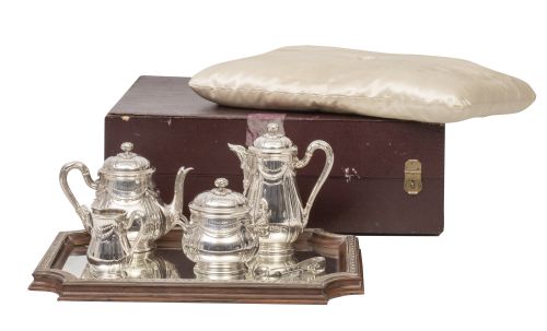 Juego de café y té de plata con interior en vermeille, ley 