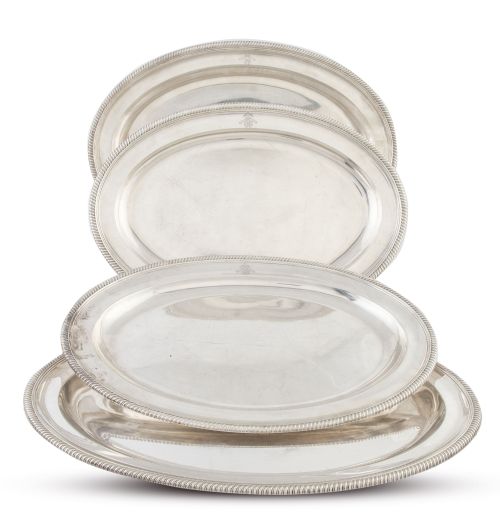 Juego de cuatro fuentes blasonadas de plata en su color, de