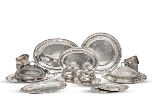 Juego de servir blasonado en plata. Formado por: dos fuen