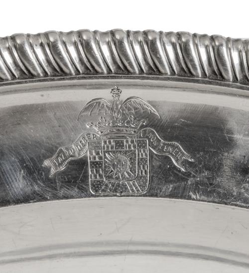 Juego de servir blasonado en plata. Formado por: dos fuen