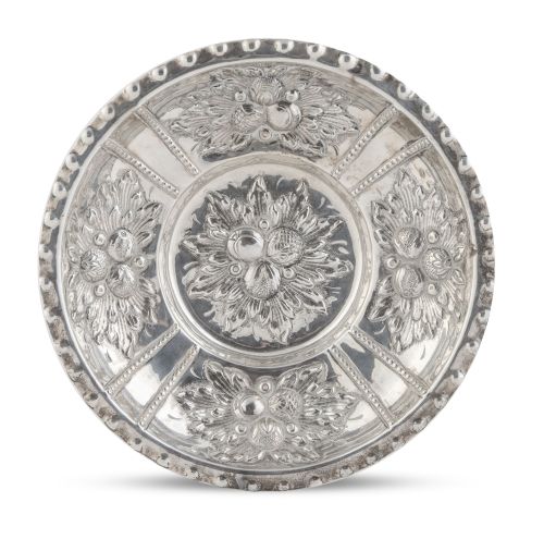 Bandeja circular de plata repujada con frutos.Con etiquet