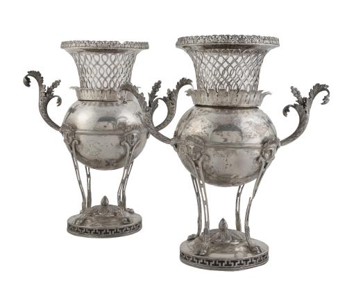 Pareja de centros con remate de cesta en plata. Punzones il