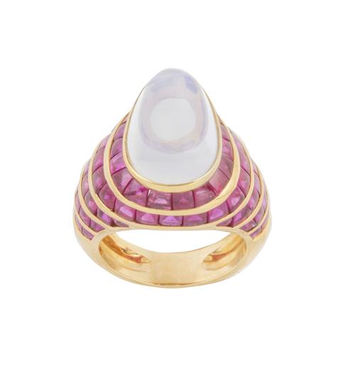 Sortija bombé con cabuchón aperado de piedra luna oval, con