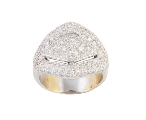 Sortija cuajada de brillantes en frente romboidal