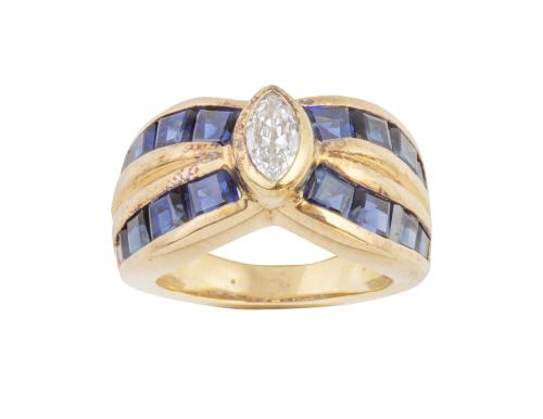 Sortija con frente en "X" de zafiros talla de cuadrada y di