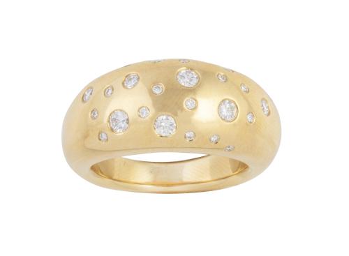 Sortija bombé ancha con brillantes dispuestos de manera asi