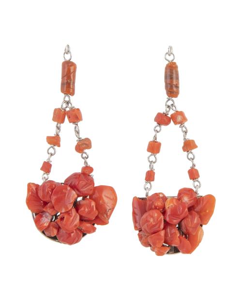 Pendientes largos de cuentas irregulares de coral que compo