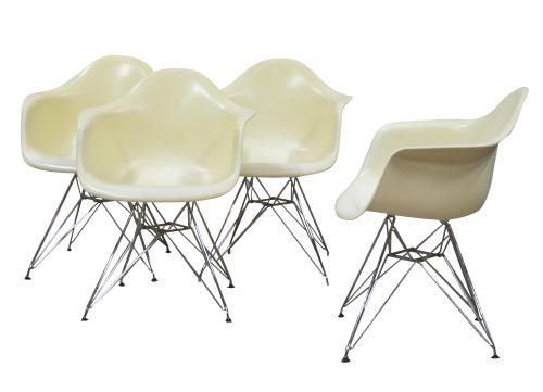 Charles & Ray Eames. Cuatro "plastic armchair", de Vitra.