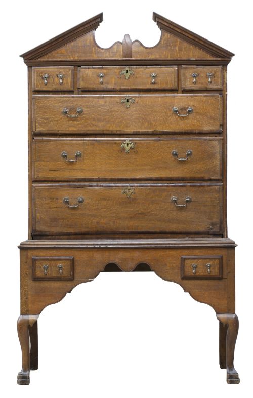 Chest on stand Reina Ana de madera de nogal y roble con tir