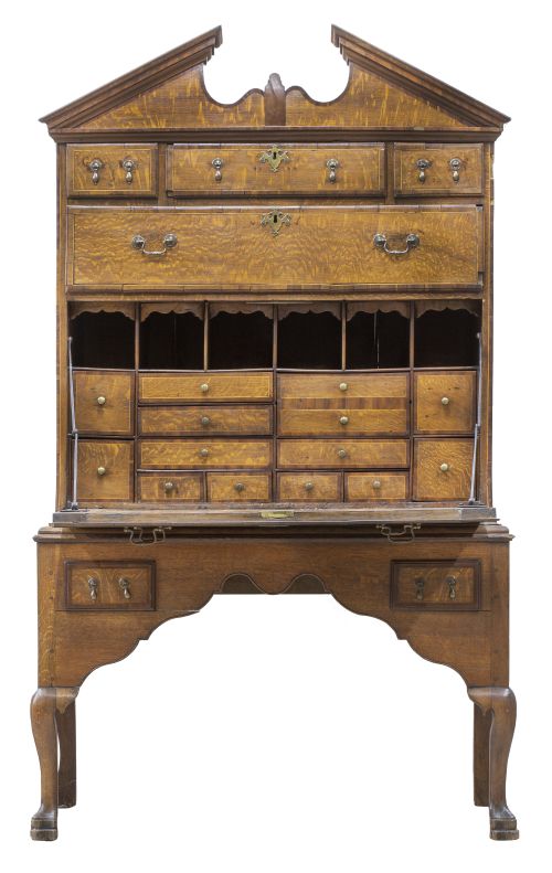 Chest on stand Reina Ana de madera de nogal y roble con tir