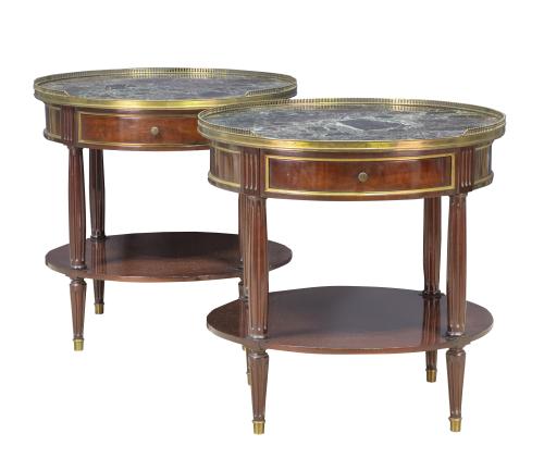 Pareja de mesas de estilo Luis XVI de madera de caoba, corr