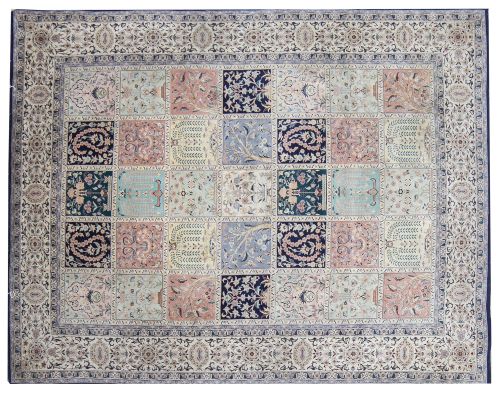 Alfombra tabriz en lana, con motivos vegetales en reservas.