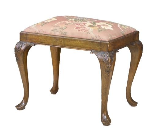 Banqueta de madera de caoba, con tapicería de seda rosa con