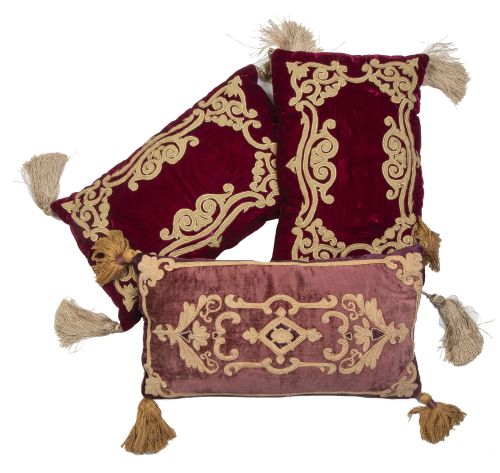 Tres almohadones de terciopelo y decoración de aplicación e