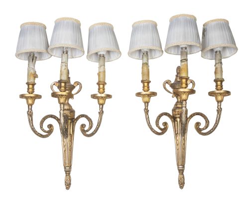 Pareja de apliques de tres brazos de luz de bronce dorado d