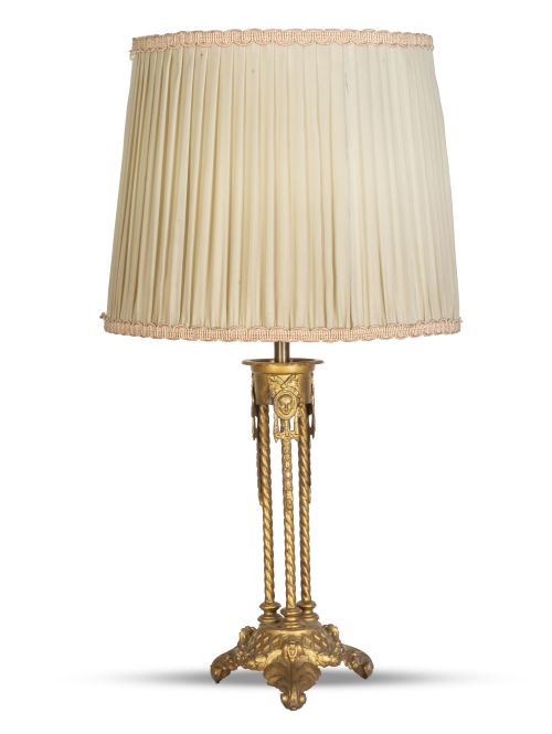 Lámpara de bronce dorado con columnillas y rostros.h. 190