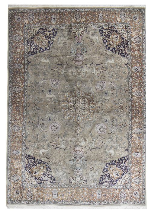 Alfombra en seda decorada con animales y flores sobre campo