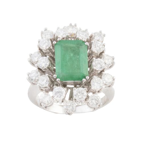 Sortija con esmeralda de talla esmeralda, con doble orla de