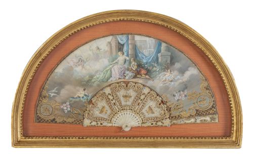 Abanico con padrones y varilla calados y policromados, con 