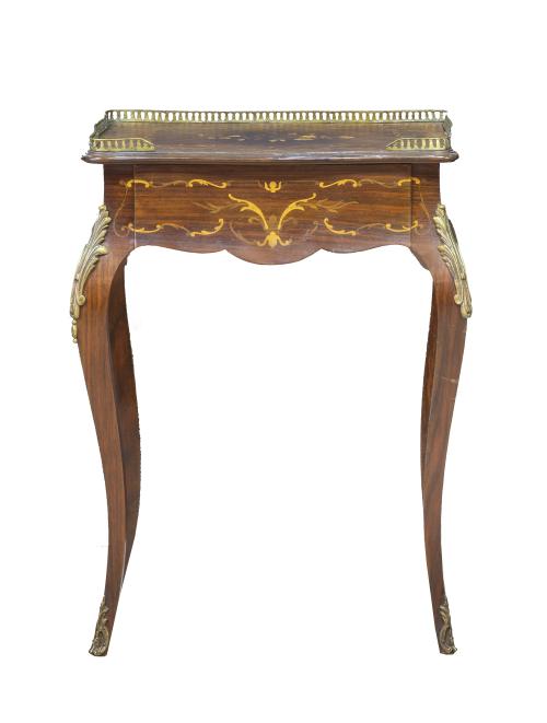 Mesita auxiliar de estilo Luis XV de madera con marquetería