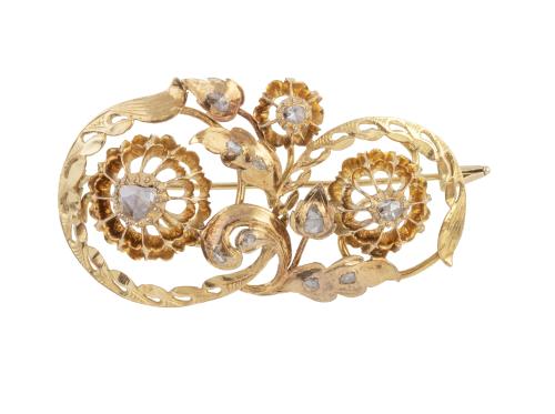 Broche de pp. S. XX con motivos vegetales y tres centros de