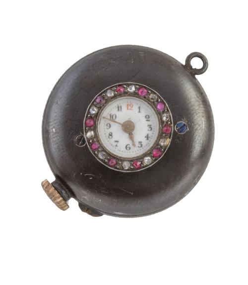 Reloj de pp. S.XX con pequeña caja circular orlada de rubíe