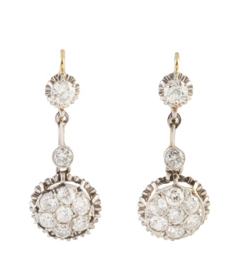 Pendientes largos con rosetón de brillantes que pende de do