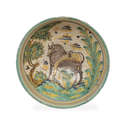 Cuenco de cerámica esmaltada con toro en el asiento, entre 