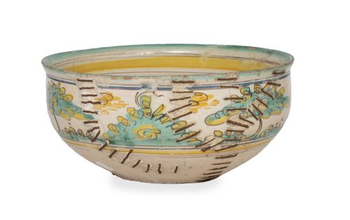 Cuenco de cerámica esmaltada con toro en el asiento, entre 