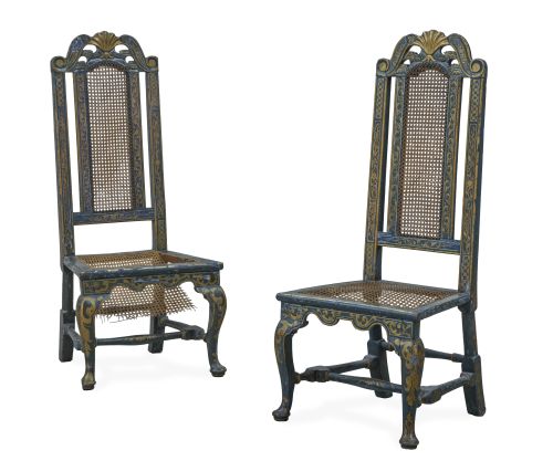 Pareja de sillas reina Ana de madera lacada de azul y dorad