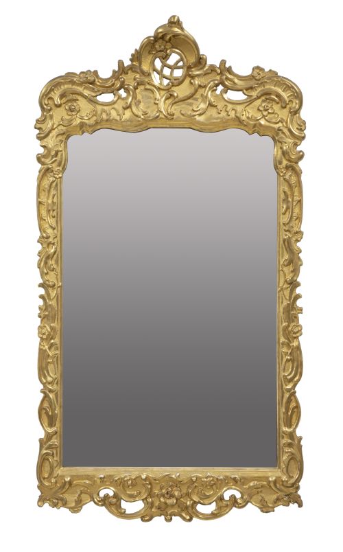 Espejo de madera tallada y dorada con flores y rocalla.In