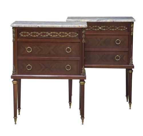 Pareja de mesillas de estilo Luis XVI de madera con bronce 