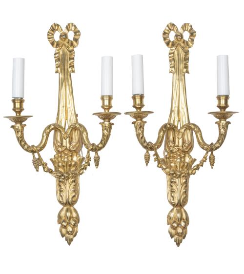 Pareja de apliques de estilo Luis XVI de bronce dorado de d