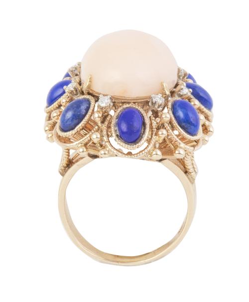 Sortija retro con gran cabuchón oval de coral piel de ángel